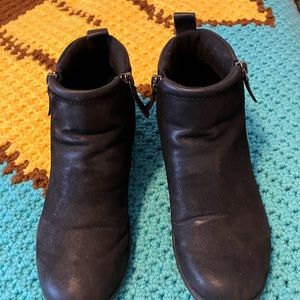 Used Easy Spirit Women’s black leather ankle boots. Sz.6